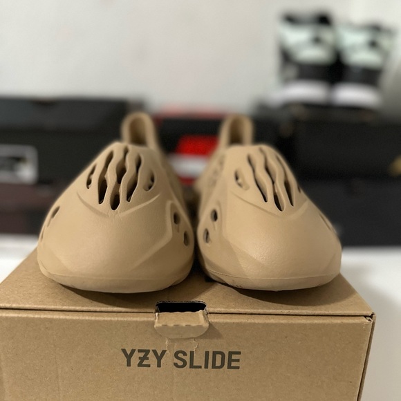 Yeezy Foam RNNR Stone Sage. Size : 5 Men / 6.5 Women - Picture 6 of 11